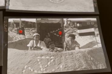 Preview: acht tolle alte Negative - Familie am Strand - 1934 - Sandburgenbau - Hakenkreuze